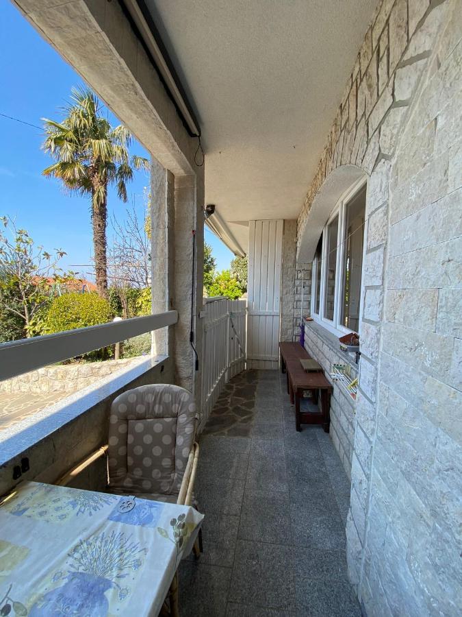 Apartmani Sara Omisalj Exterior photo