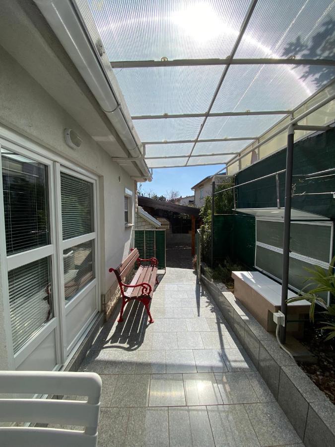Apartmani Sara Omisalj Exterior photo
