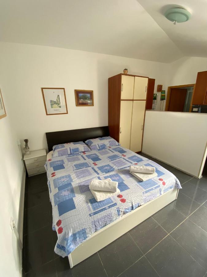 Apartmani Sara Omisalj Exterior photo